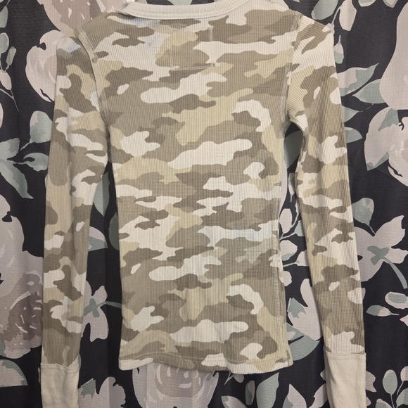 Aerie Beige and Cream Camo Thermal Top - Picture 2 of 5